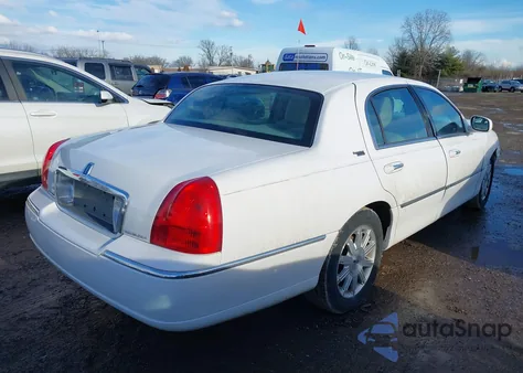 2011 Lincoln Town Car Signature Limited z USA, uszkodzony, nr VIN 2LNBL8CV0BX750665